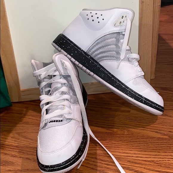 Jordan’s size 7Y never worn - Picture 1 of 2